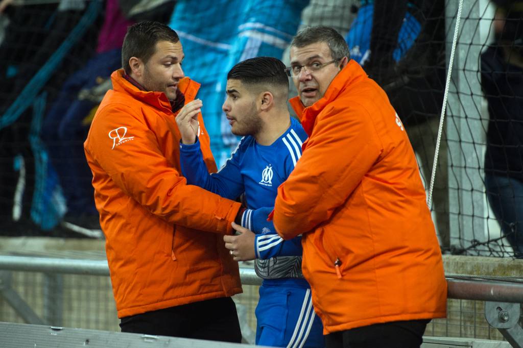 Torcedor do Olympique é preso por policiais (Foto: BERTRAND LANGLOIS/AFP)