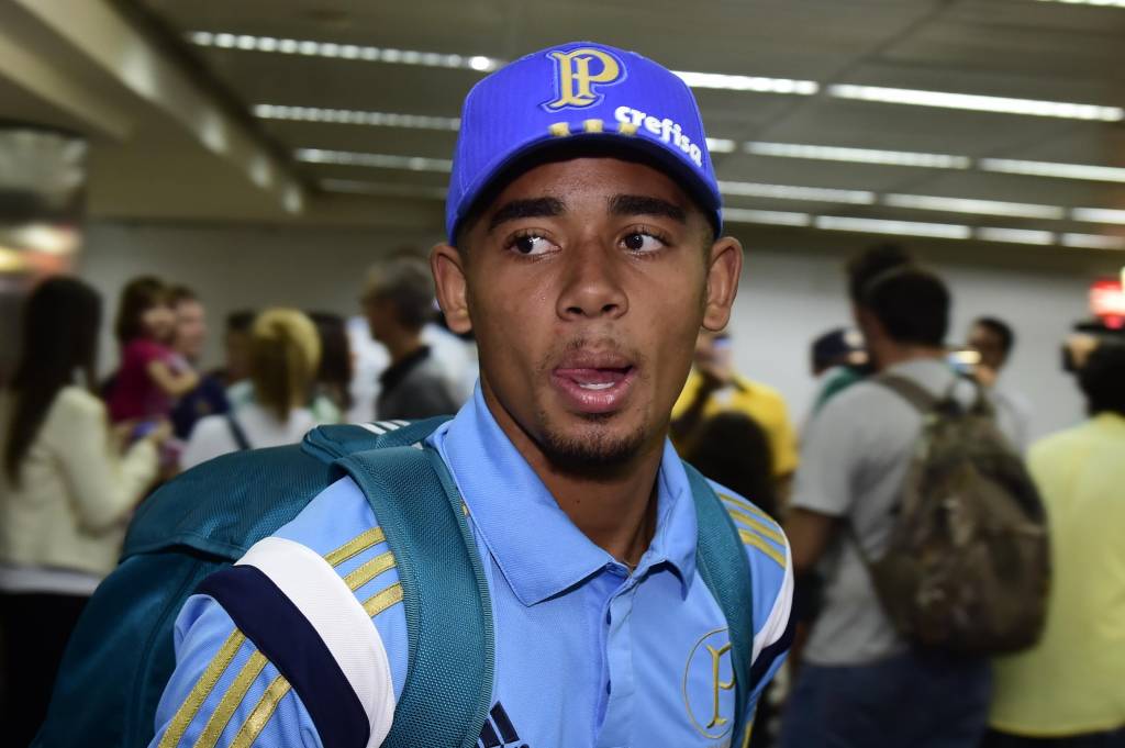 Alvo de racismo, Gabriel Jesus não concedeu entrevista no aeroporto (Foto: Fernando Dantas/Gazeta Press)
