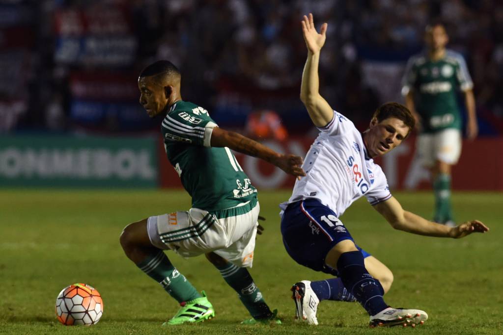 Atacante sofreu mais do que com as entradas adversárias no Uruguai  (Foto: Pablo Porciuncula/AFP)