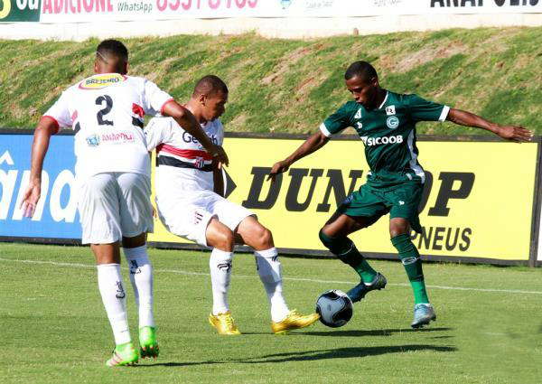 Goiás foi superior mesmo quando esteve com um a menos (foto: divulgação)
