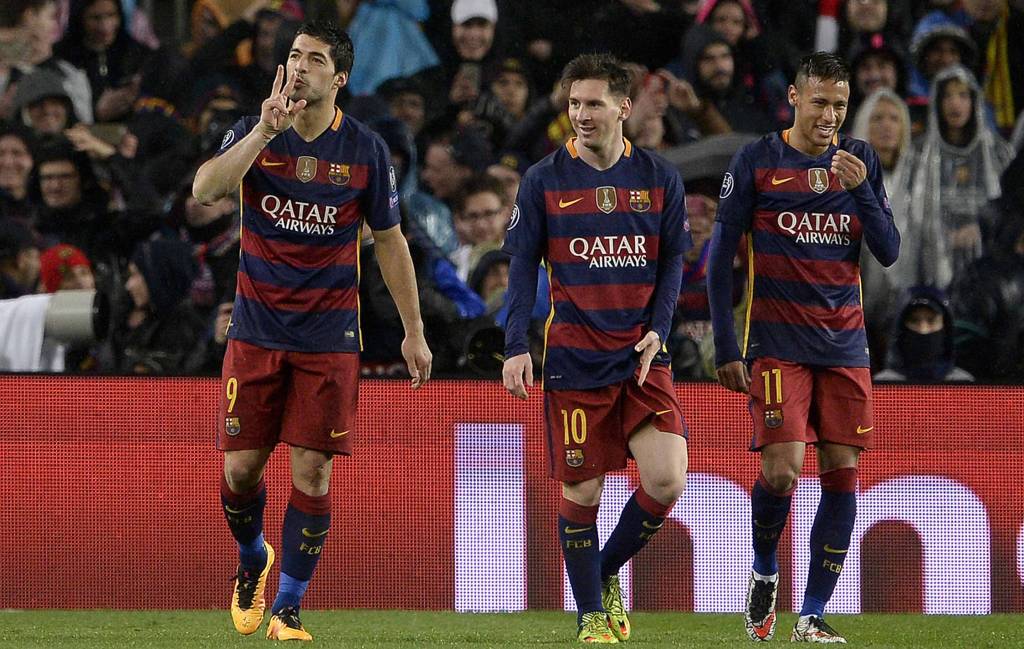Barcelona's Uruguayan forward Luis Suarez (L) celebrates his goal with Barcelona's Argentinian forward Lionel Messi (C) and Barcelona's Brazilian forward Neymar (R) during the UEFA Champions League Round of 16 second leg football match FC Barcelona vs Arsenal FC at the Camp Nou stadium in Barcelona on March 16, 2016.  / AFP / JOSEP LAGO