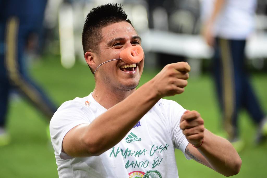 Cristaldo vestiu um nariz de porco e fingiu que pescava um peixe após o Palmeiras conquistar a Copa do Brasil (Foto: Djalma Vassão/Gazeta Press)