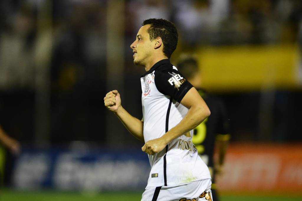 Com dois gols, Rodriguinho foi o grande nome do Corinthians na partida (Foto: Djalma Vassão/Gazeta Press)