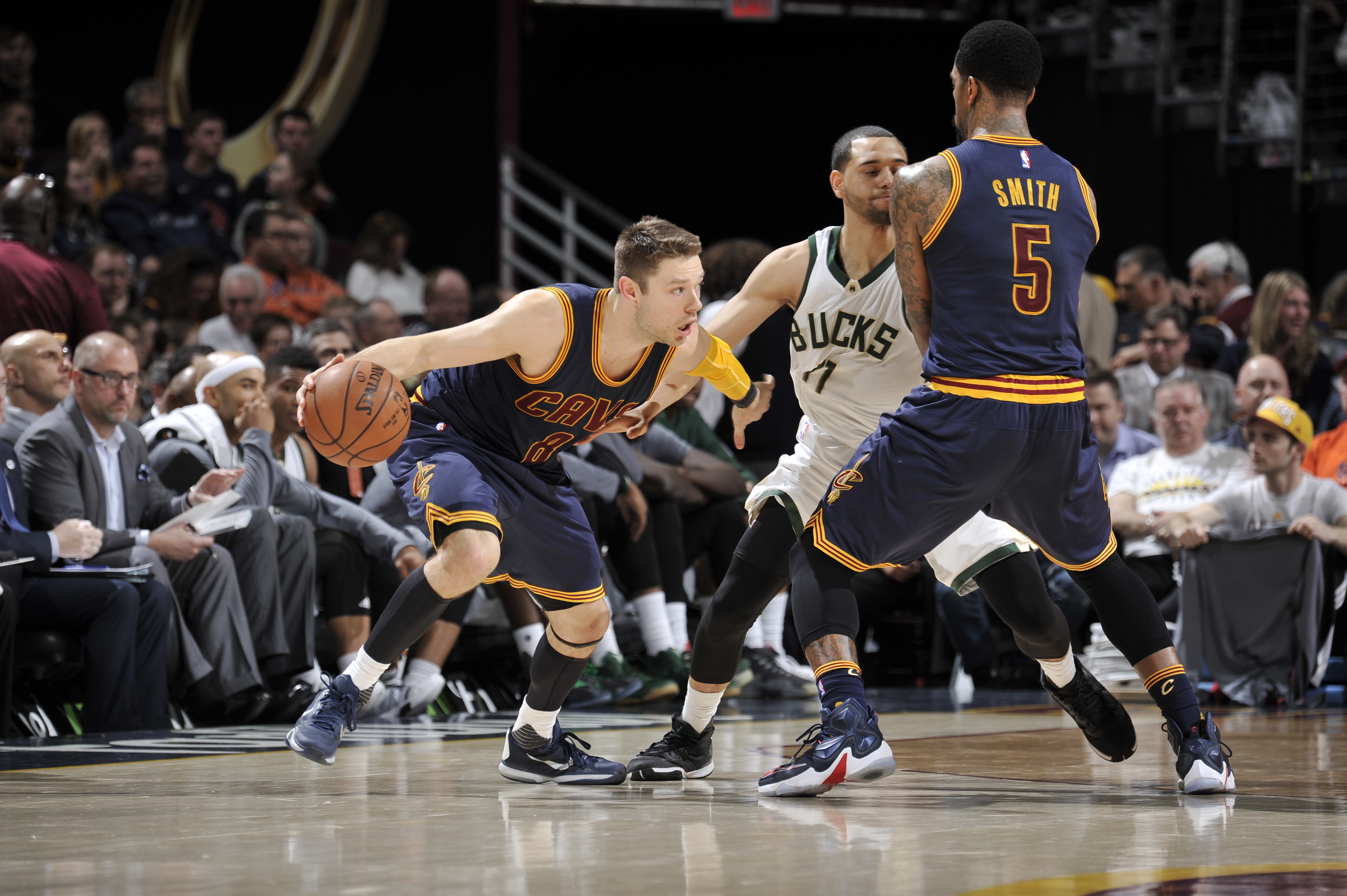 CLEVELAND, OH - MARCH 23: Matthew Dellavedova #8 of the Cleveland Cavaliers handles the ball against the Milwaukee Bucks on March 23, 2016 at Quicken Loans Arena in Cleveland, Ohio. NOTE TO USER: User expressly acknowledges and agrees that, by downloading and or using this Photograph, user is consenting to the terms and conditions of the Getty Images License Agreement. Mandatory Copyright Notice: Copyright 2016 NBAE   David Liam Kyle/NBAE via Getty Images/AFP