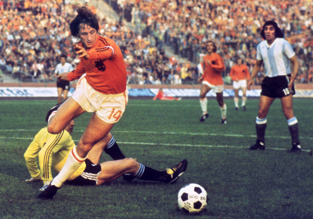 A morte de Cruyff repercutiu entre clubes, federações e entidades ligadas ao futebol (Foto: AFP)