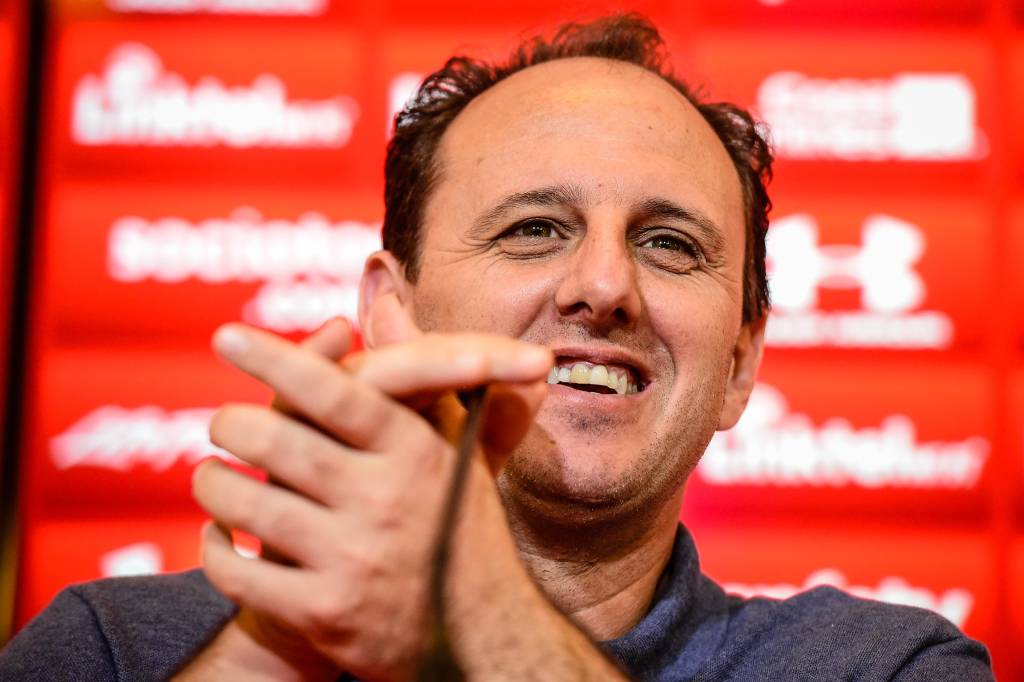 Rogério Ceni, ex-goleiro do São Paulo FC, durante o lançamento dos seus bonecos, que homenageiam o centésimo gol da sua carreira e à histórica defesa da final do Campeonato Mundial de Clubes da Fifa 2015, no CCT da Barra Funda, na Zona Oeste da capital paulista.