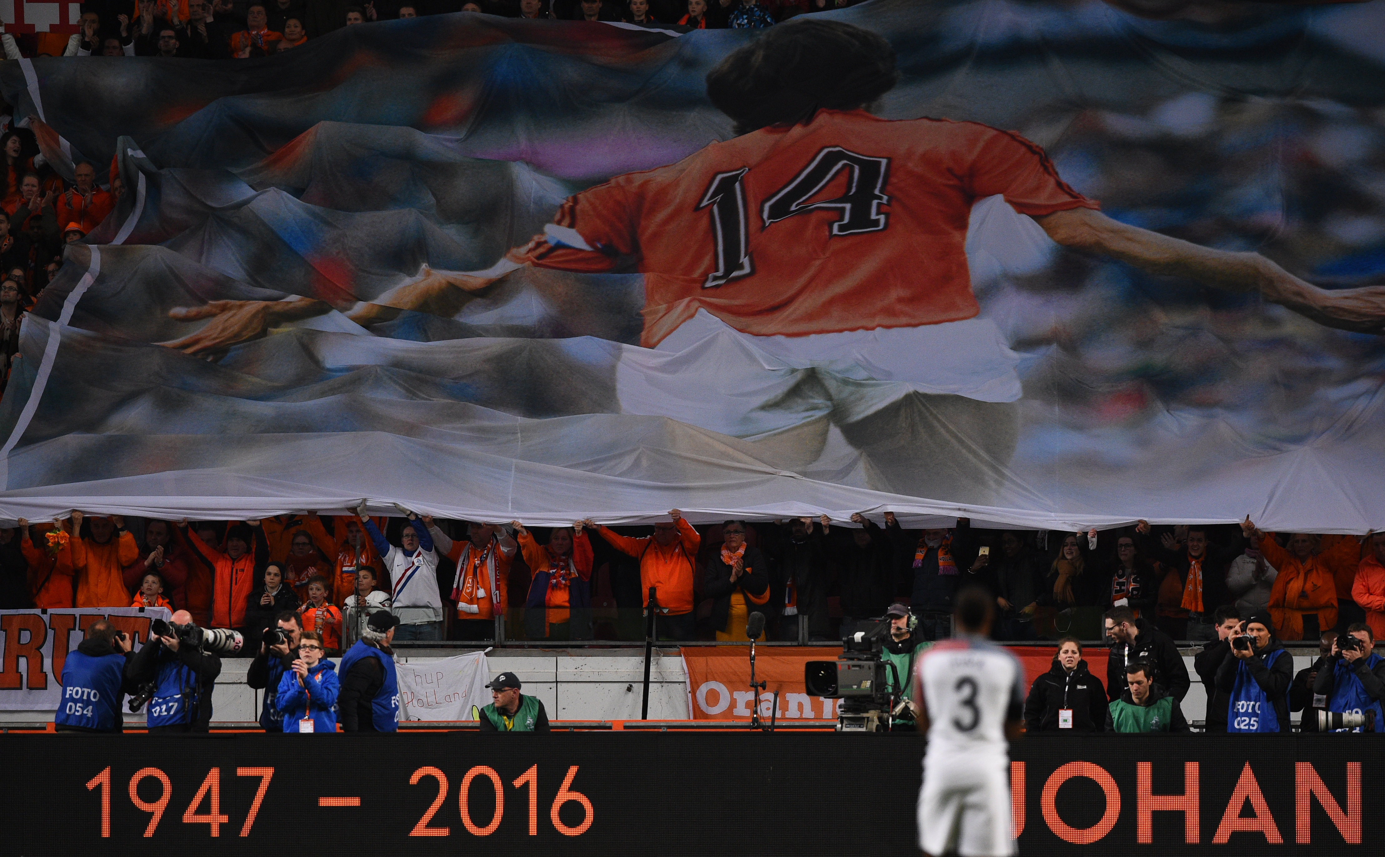 Apesar da vitória francesa, o jogo ficou marcado pelas homenagens ao craque Cruyff. (Foto: Franck Fife/AFP)