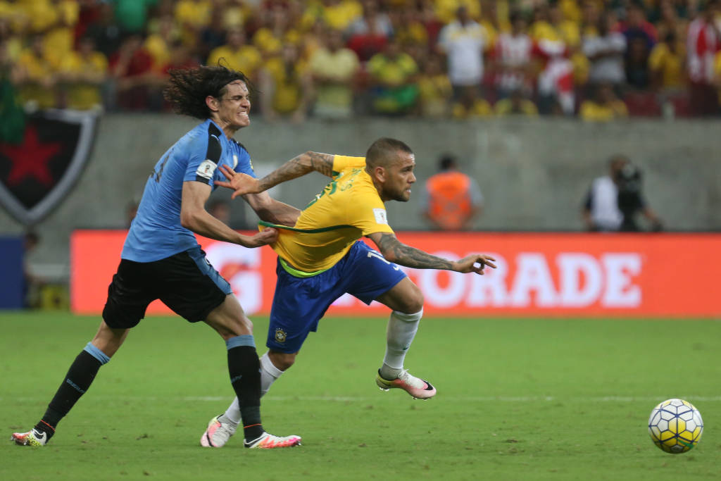 Daniel Alves acredita que tanto ele como Neymar nunca conseguirão ter o mesmo desempenho do Barça na Seleção (Lucas Figueiredo/ Mowa press)