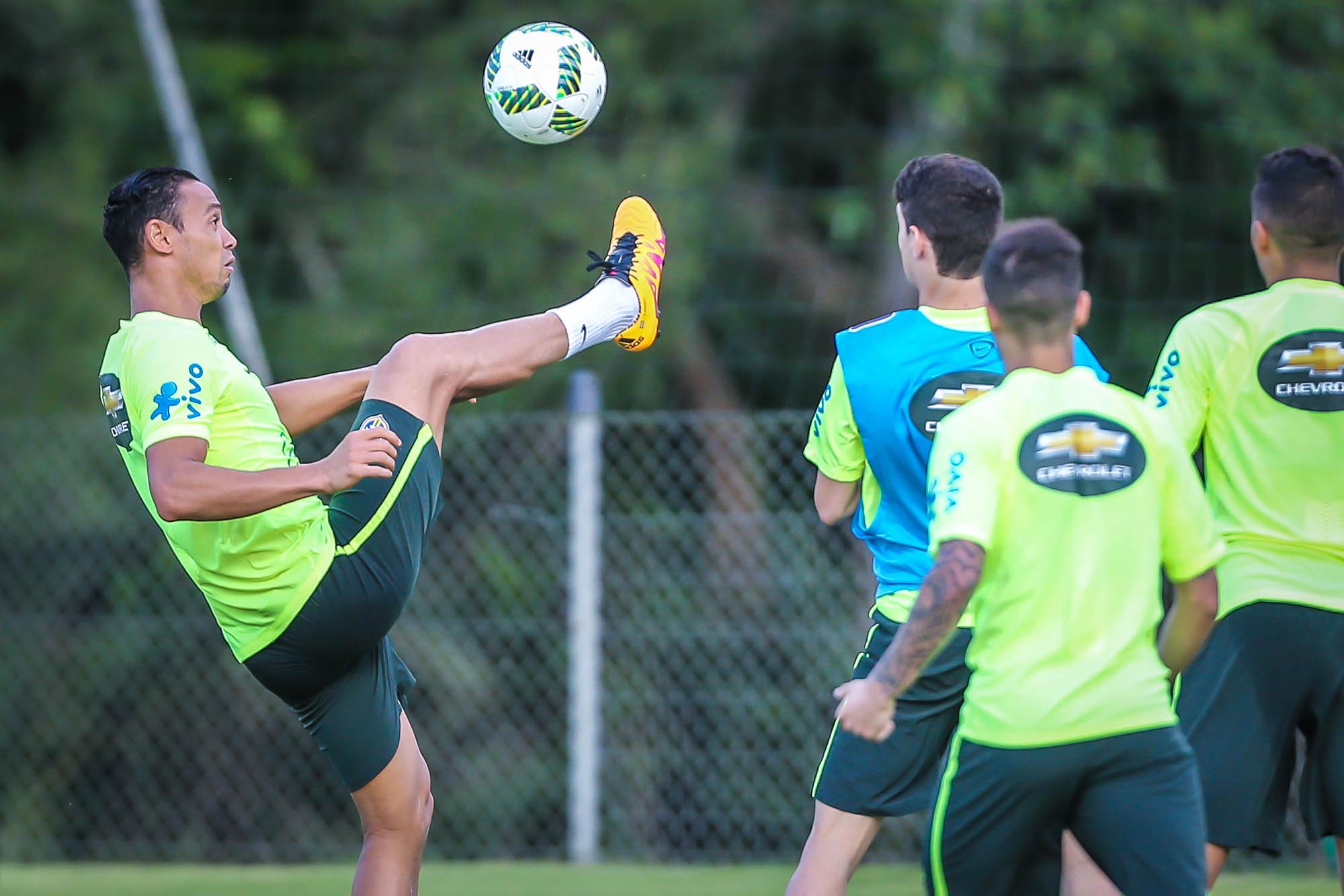 Ricardo Oliveira treinou no comando de ataque e deverá ser titular em Assunção (Foto: Jefferson Bernardes/AFP)