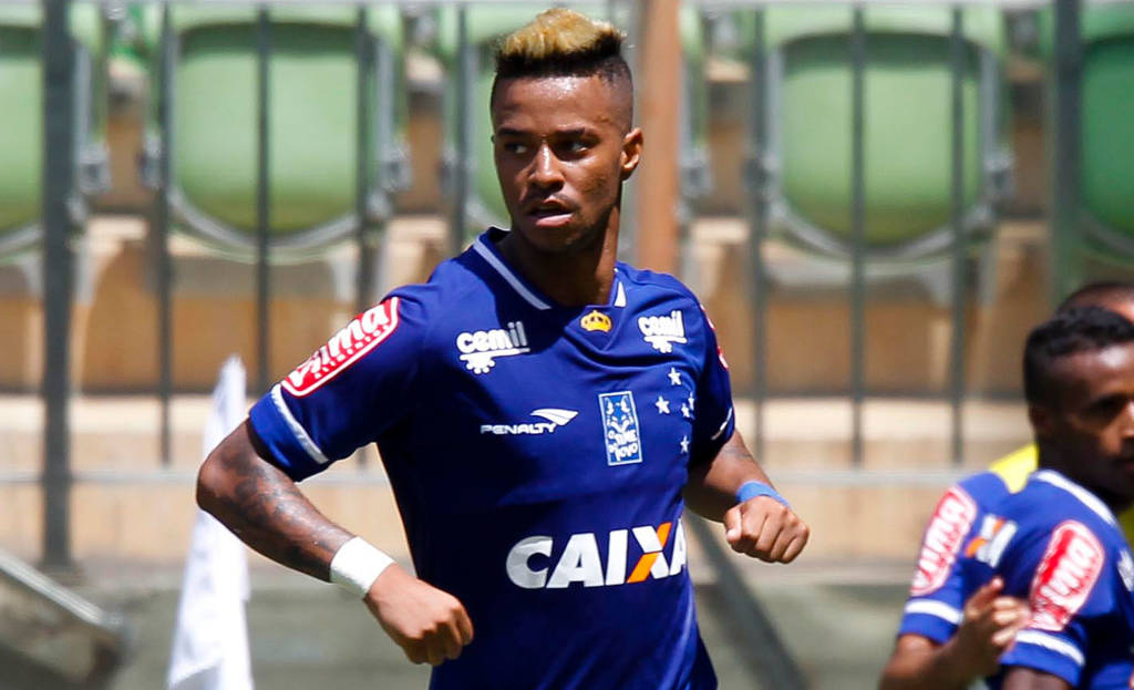 Atacante imitou uma galinha no clássico de domingo e acabou sendo alvo de comentários racistas nas redes sociais (Foto: Washington Alves/Light Press)