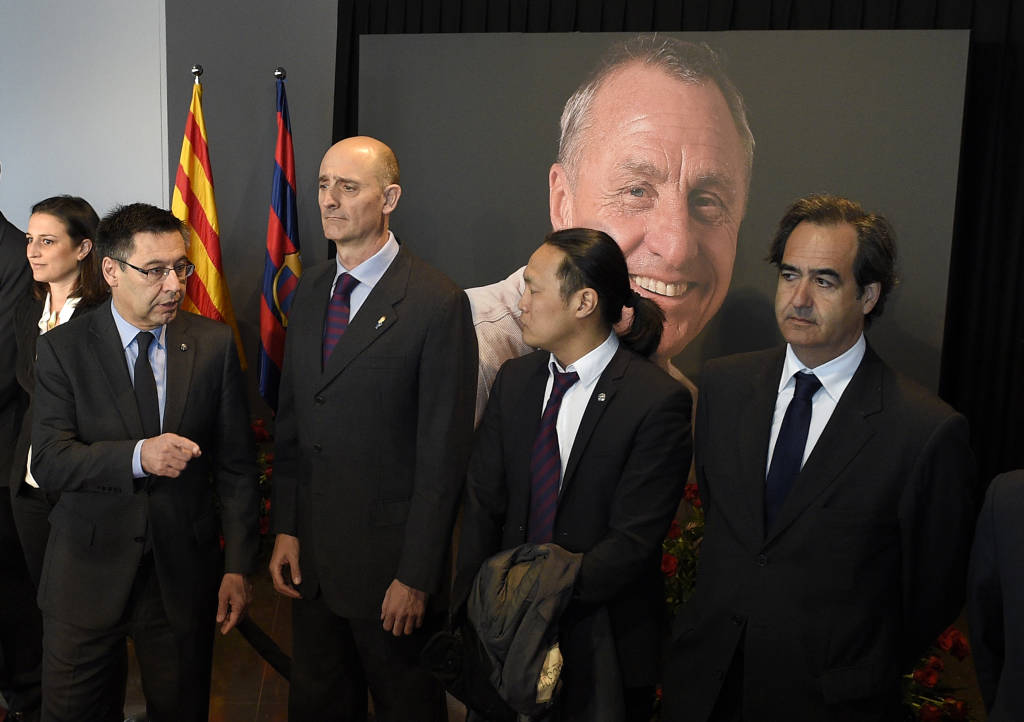 Dirigentes do Barcelona prestaram homenagens a Cruyff (Foto: Lluis Gene/AFP)