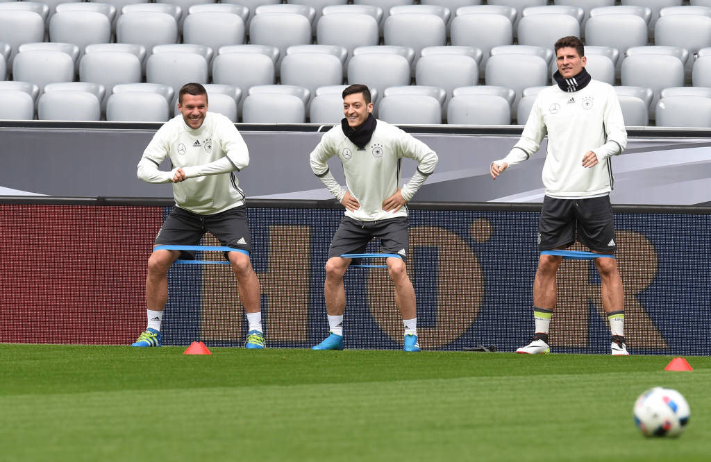 Alemães se preparam, buscando recuperação frente a Itália (Foto: Cristof Stache/ AFP)