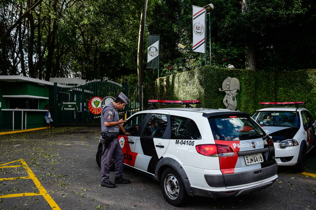 Polícia deu apoio na reapresentação palmeirense, na segunda-feira (Foto: Fernando Dantas/Gazeta Press)