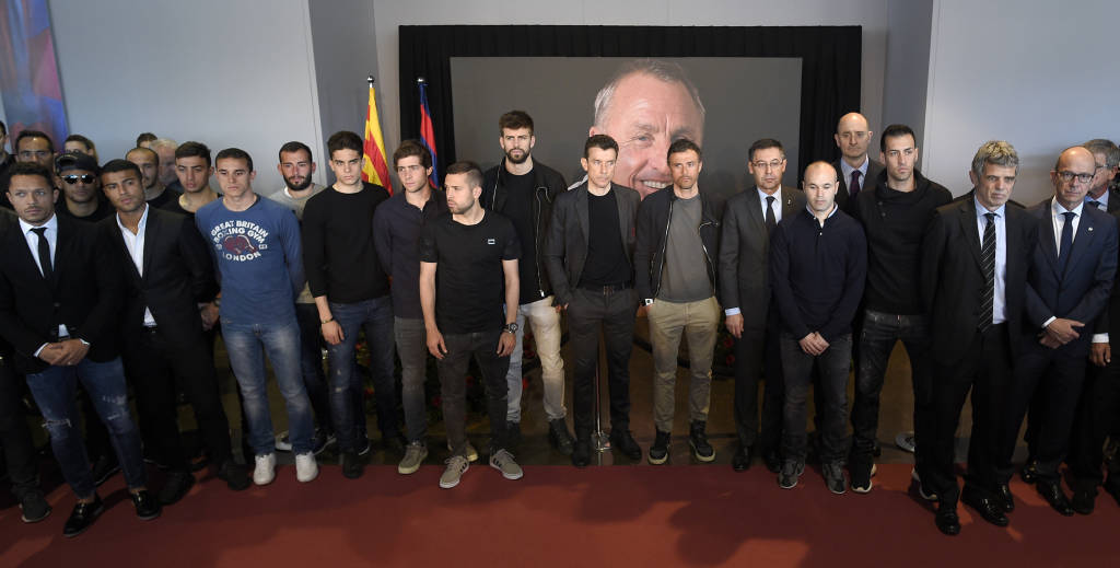 Elenco do Barcelona compareceu no memorial de Cruyff no Camp Nou (Foto: Lluis Gene/AFP)