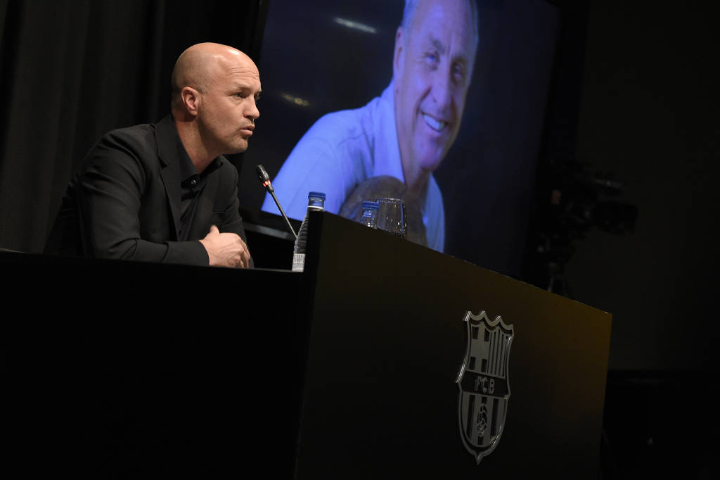 Jordi, filho de Johan Cruyff, prestou homangem ao pai (Foto: Lluis Gene/AFP)