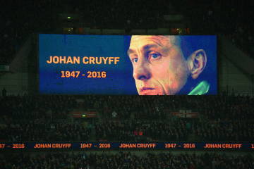 Aos 14 minutos, Johan Cruyff foi homenageado no estádio X (Foto: GLYN KIRK/AFP)