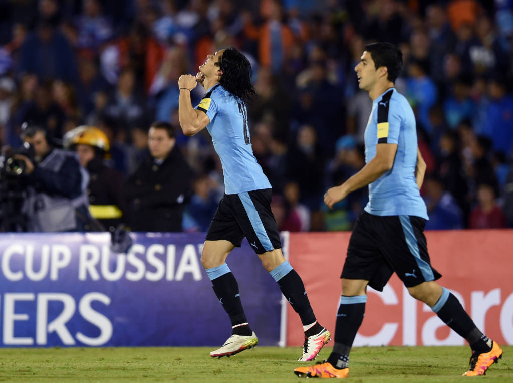 Suárez e Cavani comemoram gol do Uruguai (Foto: MIGUEL ROJO/AFP)