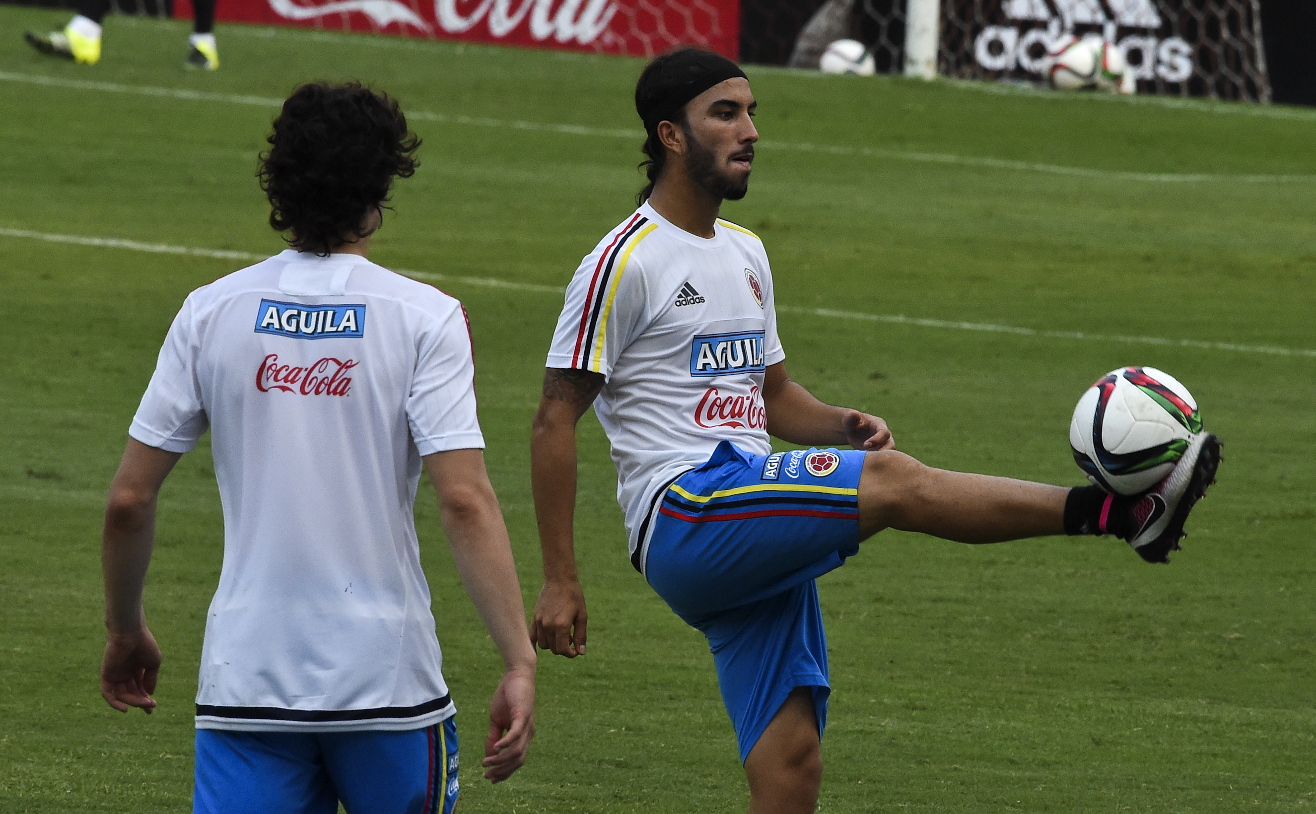 Colombia's national football team player, Sebastian Perez (R) kicks the ball during a training session at the Metropolitano Stadium in Barranquilla on March 26, 2016. Colombia will face Ecuador on March 29 in Barranquilla in a FIFA World Cup Russia 2018 South American qualifier. AFP PHOTO/Luis Acosta / AFP / LUIS ACOSTA