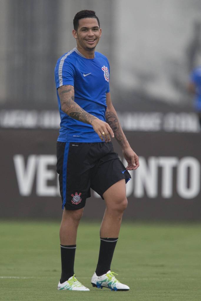 O atacante Luciano não conteve o riso ao dizer que não pensa no Derby (foto: Daniel Augusto Jr./Agência Corinthians)