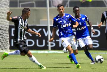 Henrique sofreu uma pancada na panturrilha e tem aproveitamento incerto no domingo (Washington Alves/Light Press)