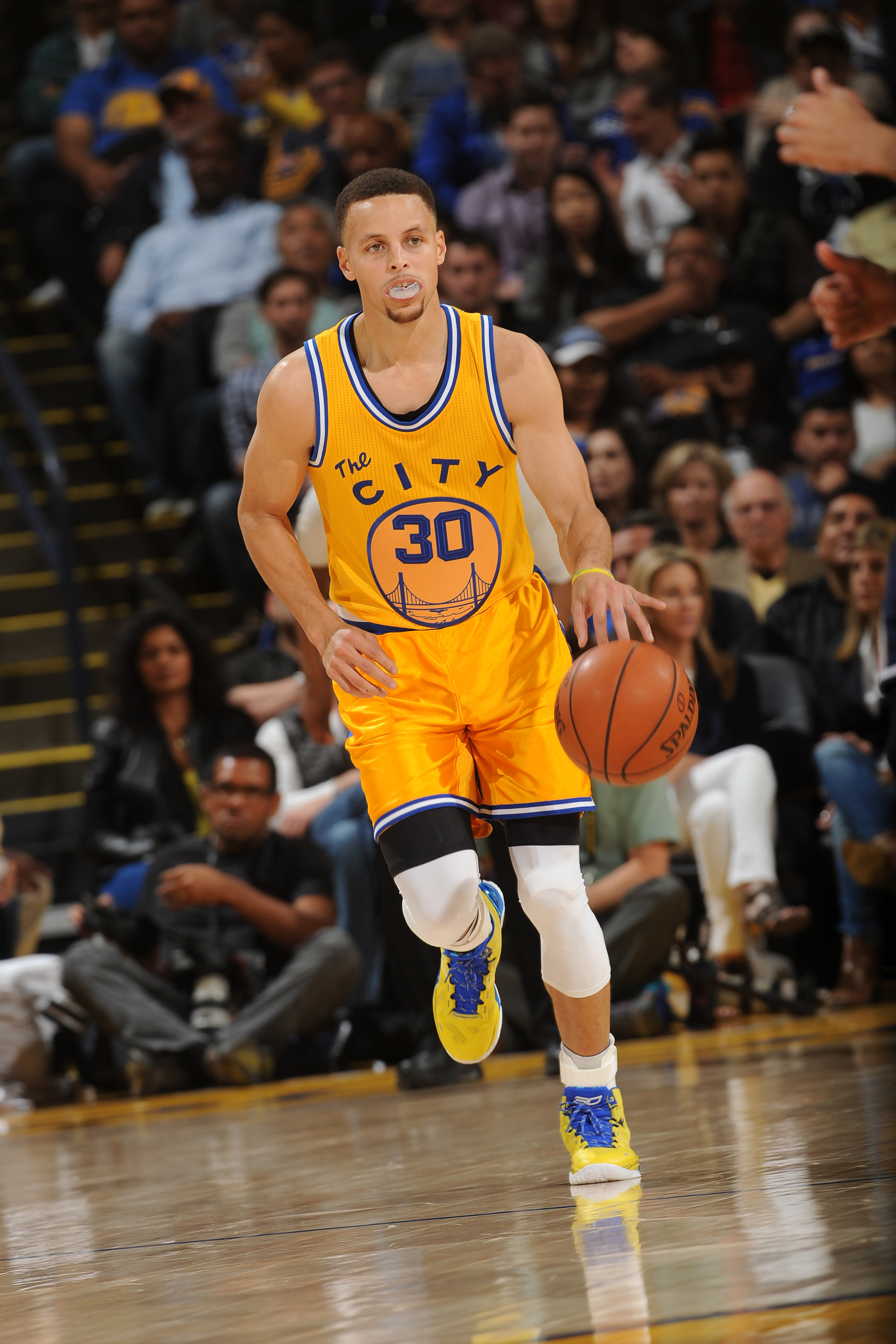 Curry comandou mais uma vitória dos Warriors (Foto: Noah Graham/NBAE via Getty Images/AFP)
