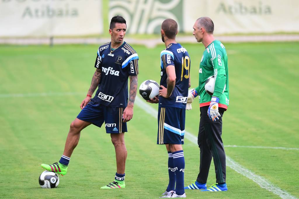 Lucas Barrios conversa com Rafael Marques e Fernando Prass (Foto: Sergio Barzaghi/Gazeta Press)