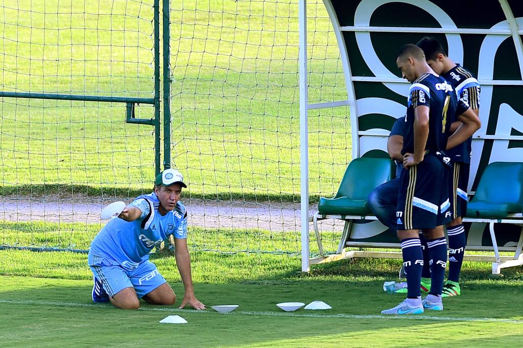 O religioso Cuca busca sua primeira vitória no comando do Palmeiras (Foto: Sergio Barzaghi/Gazeta Press)