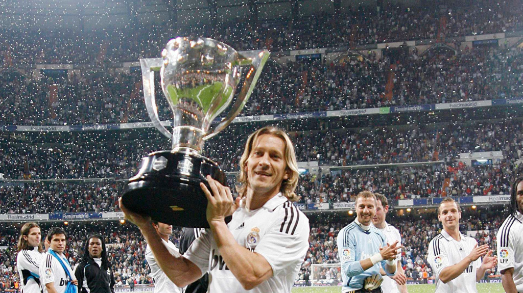 Míchel Salgado lista os destaques da atualidade na lateral-direita (Foto: Divulgação/ Emirates)