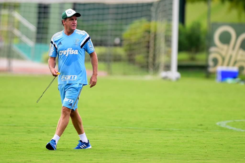 Técnico trabalhou em campo e conversando durante a concentração (Foto: Sergio Barzaghi/Gazeta Press)