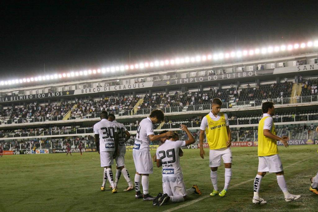 Zeca e Paulinho marcaram seus primeiros gols com a camisa do Santos (Guilherme Dionizio/Gazeta Press) 