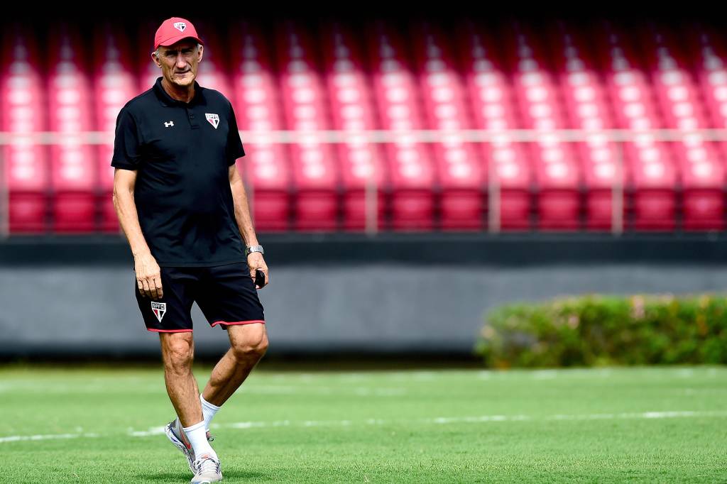 O argentino Edgardo Bauza, técnico do São Paulo FC, durante treino no Estádio Cícero Pompeu de Toledo (Morumbi), na Zona Sul da capital paulista.