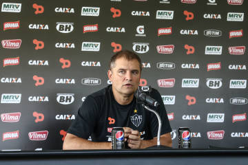 Treinador deu indícios de utilizará esquema com três volantes neste sábado (Bruno Cantini/CAM)