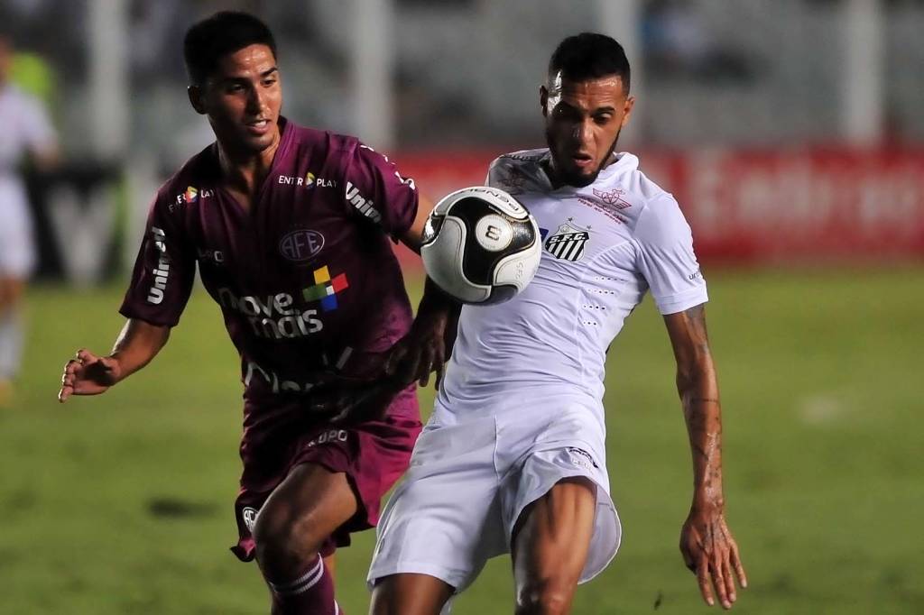 Na segunda etapa, Paulinho desencantou e marcou dois gols contra a Ferroviária (Foto: Ivan Storti)