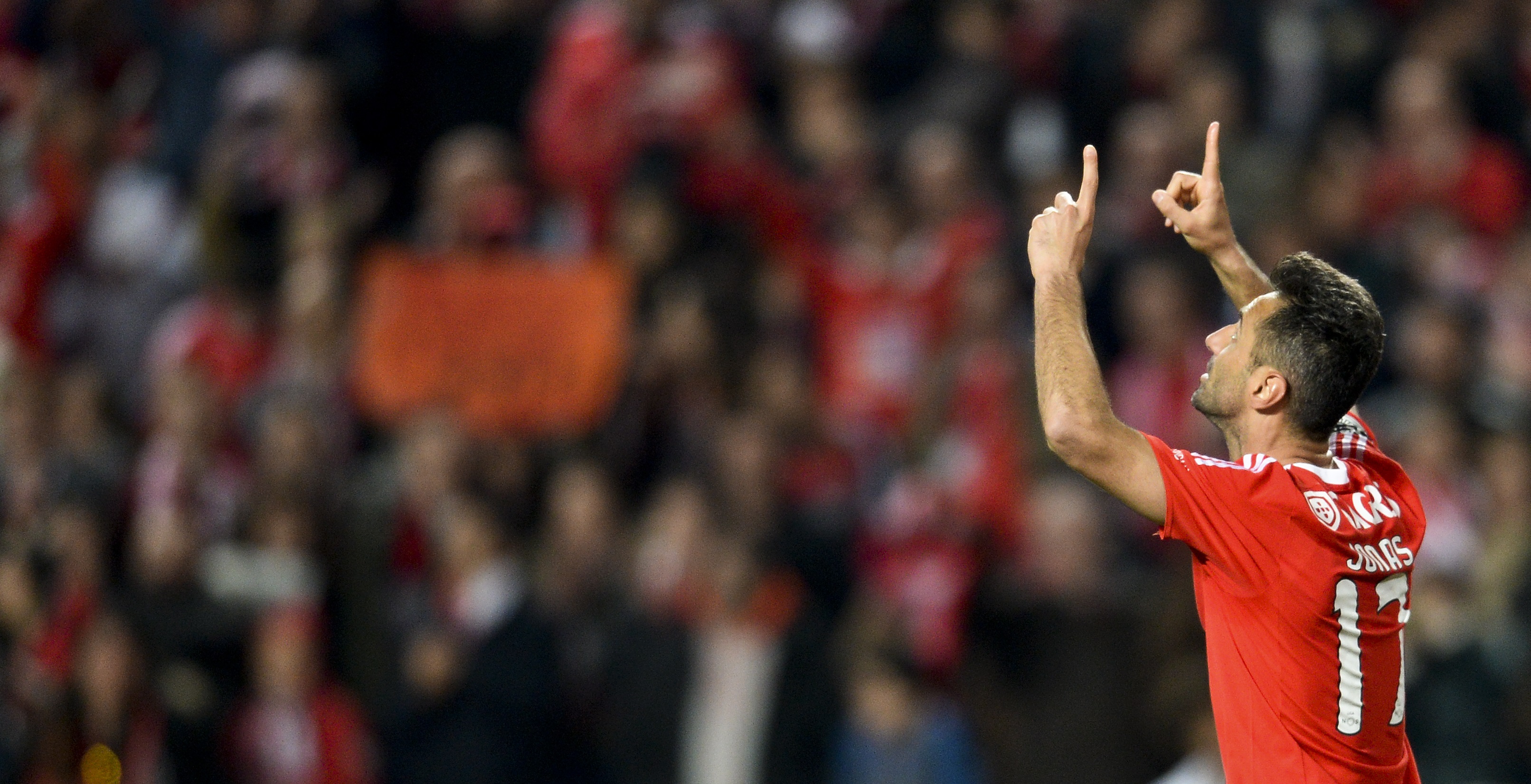 De pênalti, Jonas deixou o dele na goleada de 5 a 1 do Benfica sobre o Braga. (Foto: Patricia de Melo Moreira/AFP)