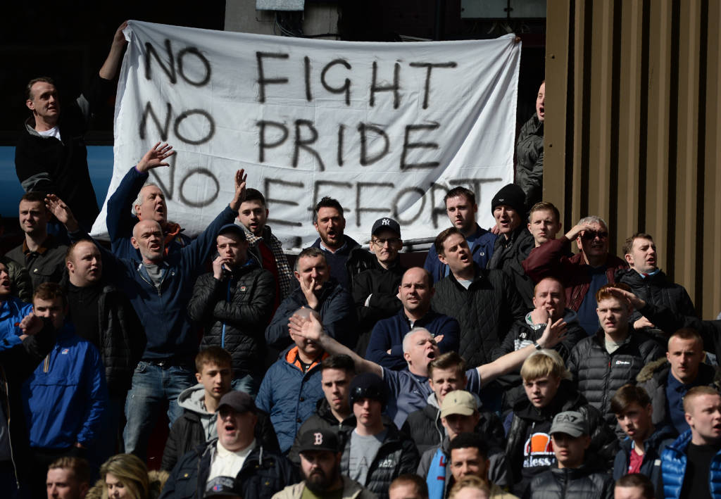 Torcedores do Aston Villa protestaram durante o jogo (Foto: Oli Scarff/AFP) 