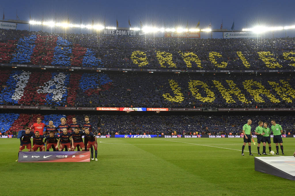 Torcedores do Barcelona homenagearam o ídolo Johan Cruyff (foto: AFP)
