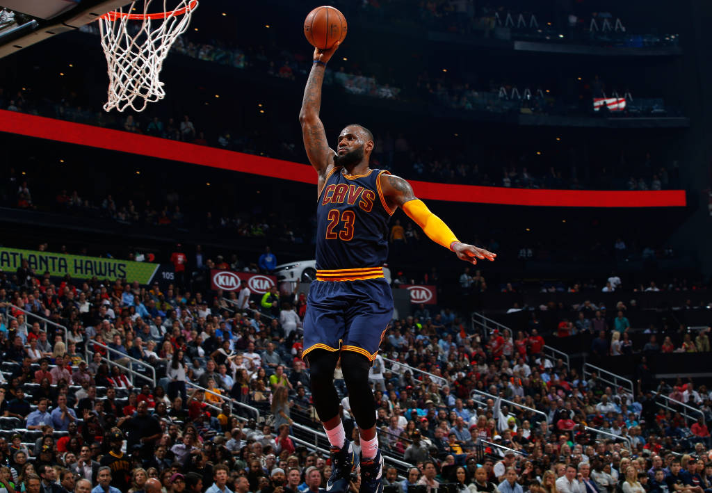 LeBron liderou os Cavaliers em Atlanta (Foto: Kevin C. Cox/AFP)