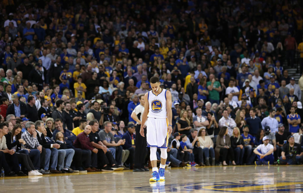 Curry fez 29 pontos, mas não evitou a derrota dos Warriors (Foto:Ezra Shaw/AFP)