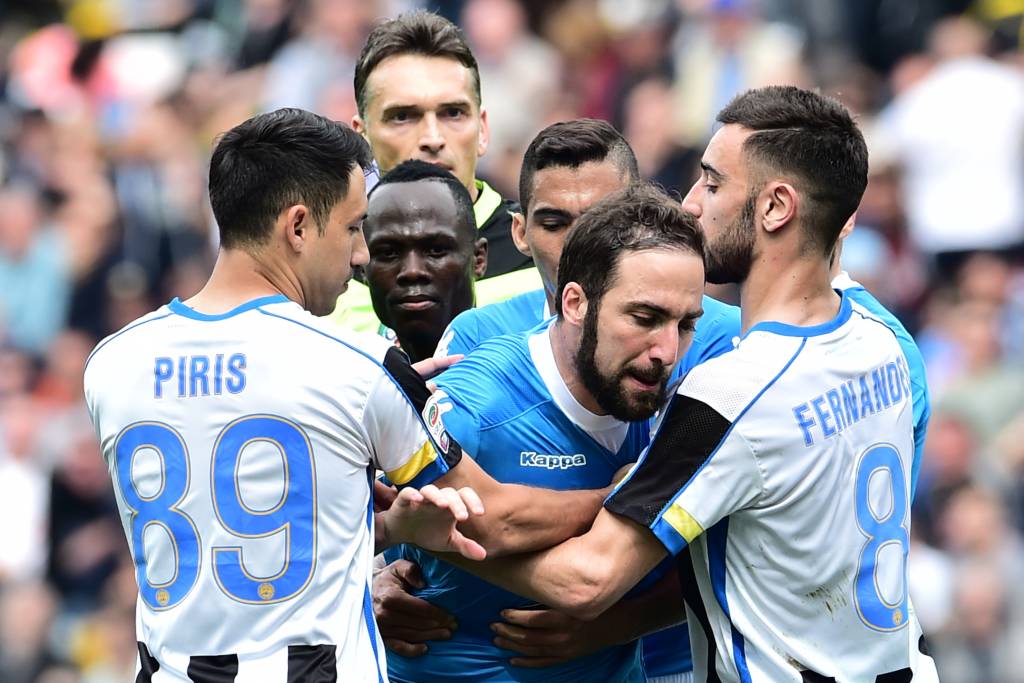 Higuaín ficou revoltado com sua expulsão (Foto: Giuseppe Cacace/AFP)