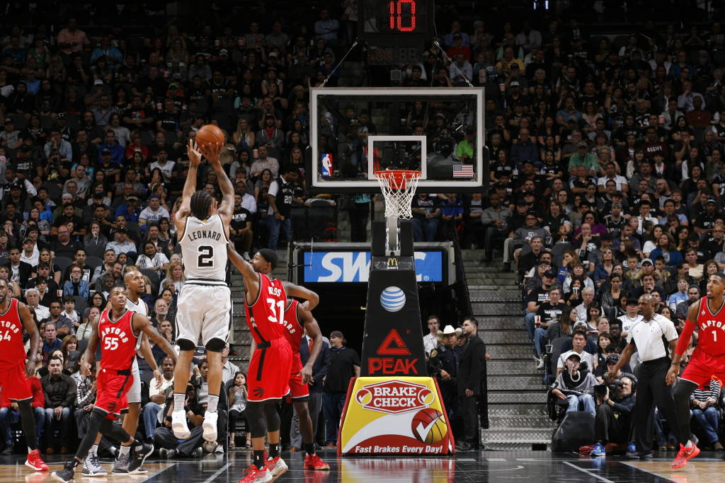 Leonard vem sendo um dos destaques dos Spurs na NBA (Foto:Chris Covatta/AFP)