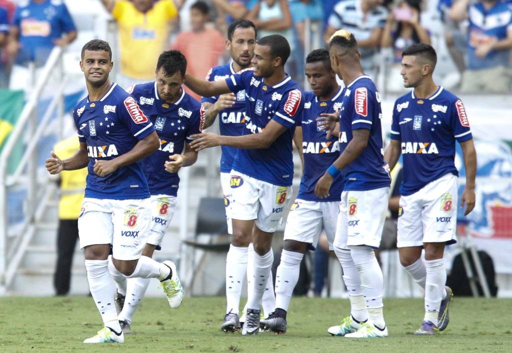 Jogadores do Cruzeiro comemoram primeiro gol da equipe na vitória por 2 a 0 (Foto: Washington Alves / Light Press / Cruzeiro)