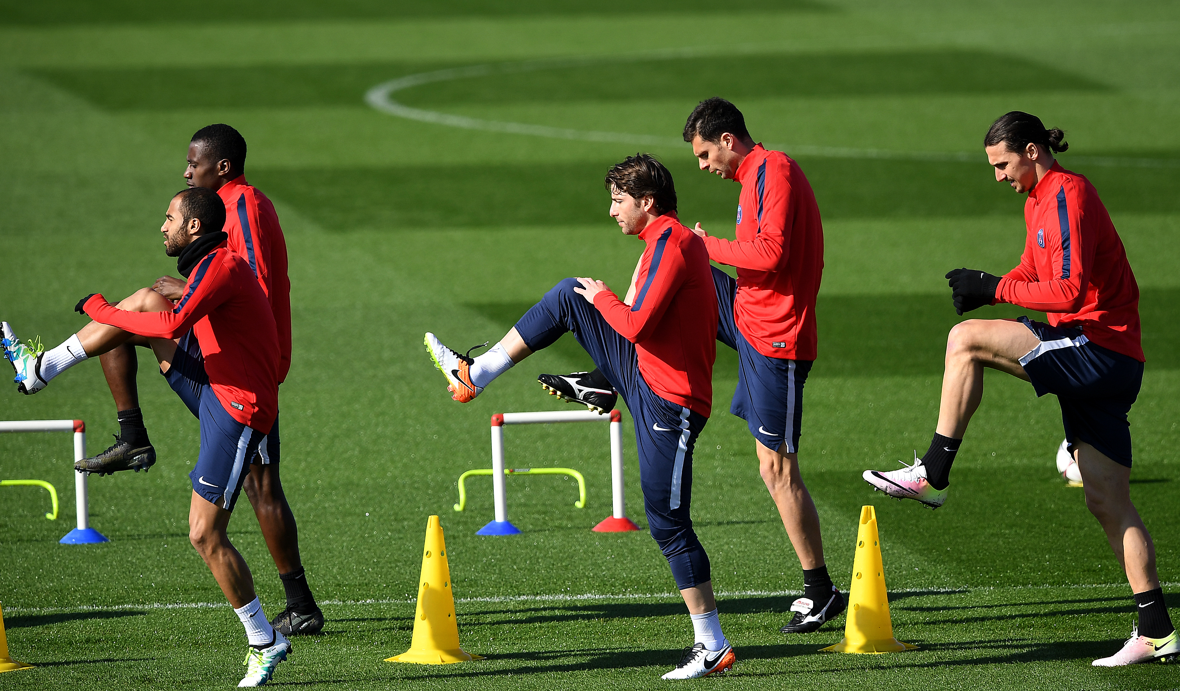 (From L) Paris Saint-Germain's Brazilian midfielder Lucas Moura, Brazilian defender Maxwell and Swedish forward Zlatan Ibrahimovic take part in a training session on April 5, 2016 in Saint-Germain-en-Laye, western Paris, on the eve of the team's UEFA Champions League football match against Manchester City. / AFP / FRANCK FIFE
