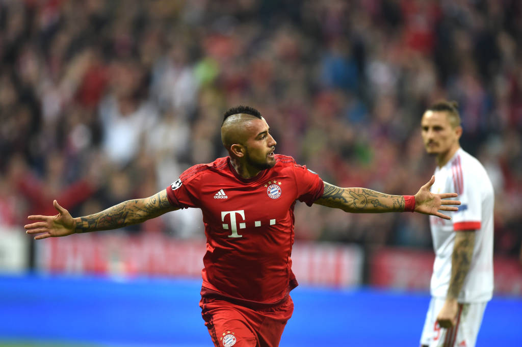 Vidal anotou o gol solirátio do Bayern contra o Benfica, na primeira partida (Foto: Christof Stache/AFP)