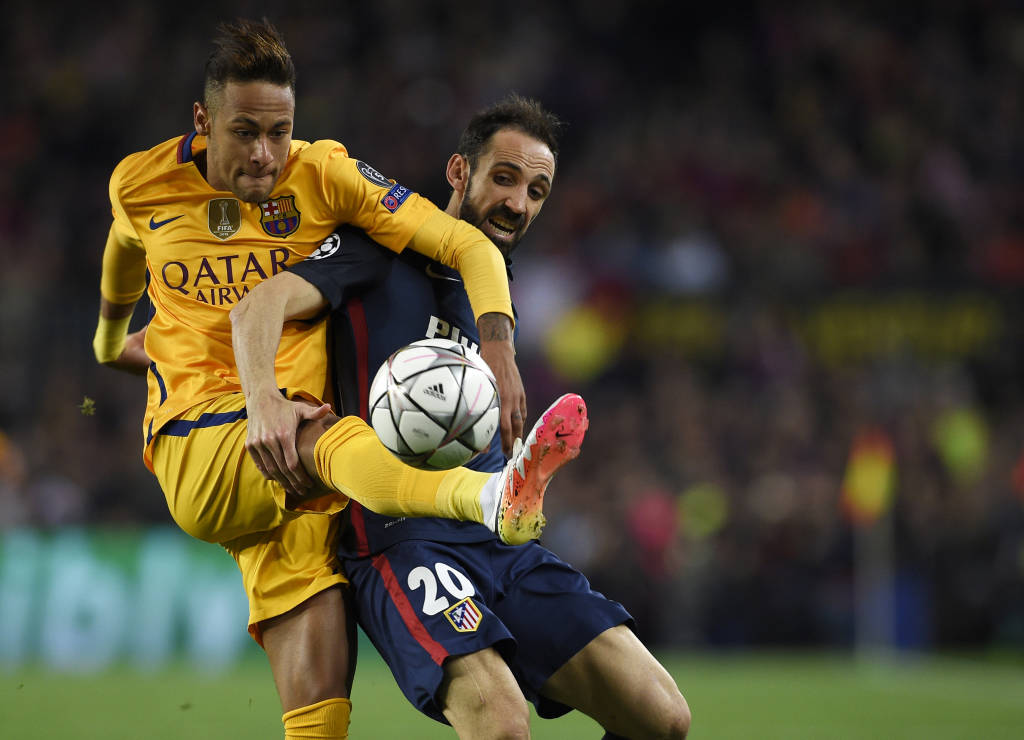 Neymar participou bastante do jogo, mas esteve bem marcado (foto: Lluis Gene/AFP)