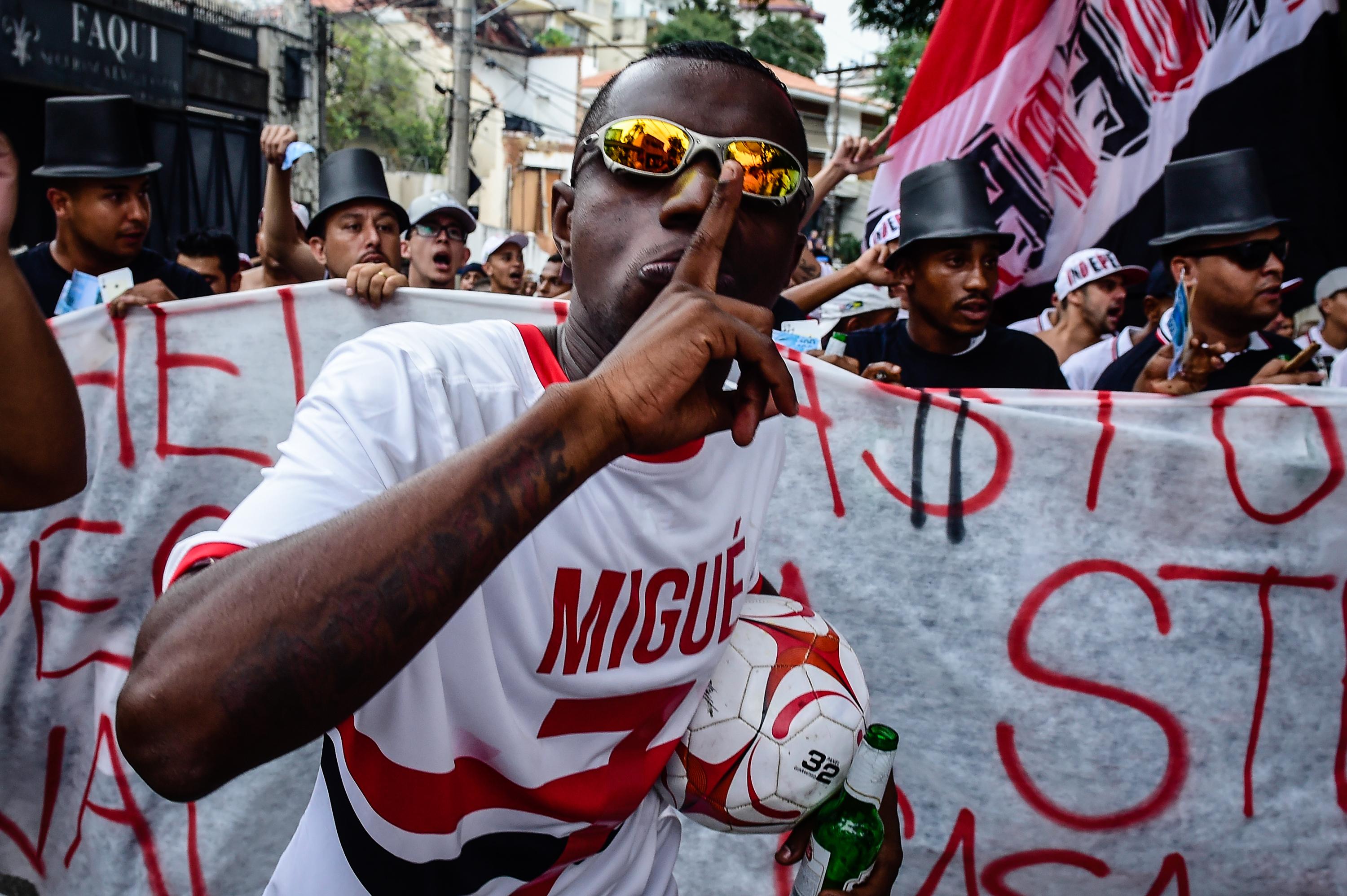 Protesto da torcida antes de jogo contra Rio Claro teve Michel como principal alvo (Foto:Fernando Dantas/Gazeta Press)