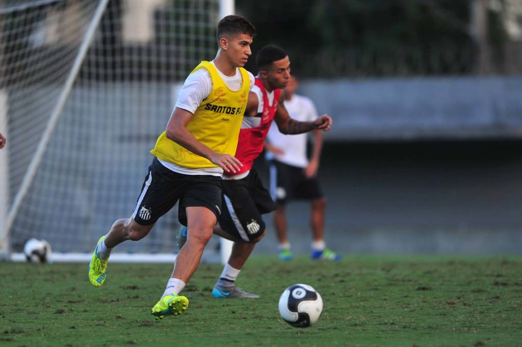 O jovem Vitor Bueno deve atuar na função de Thiago Maia neste domingo (Foto: Ivan Storti)