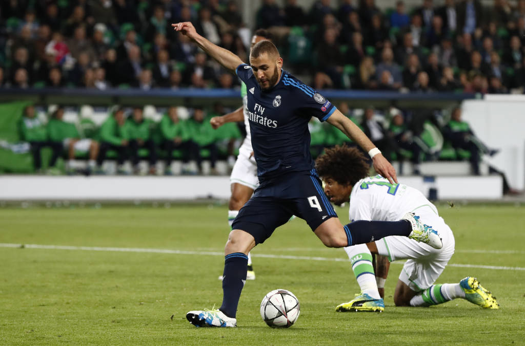 O atacante Karim Benzema arma finalização contra o Wolfsburg (Foto: Odd Andersen / AFP)