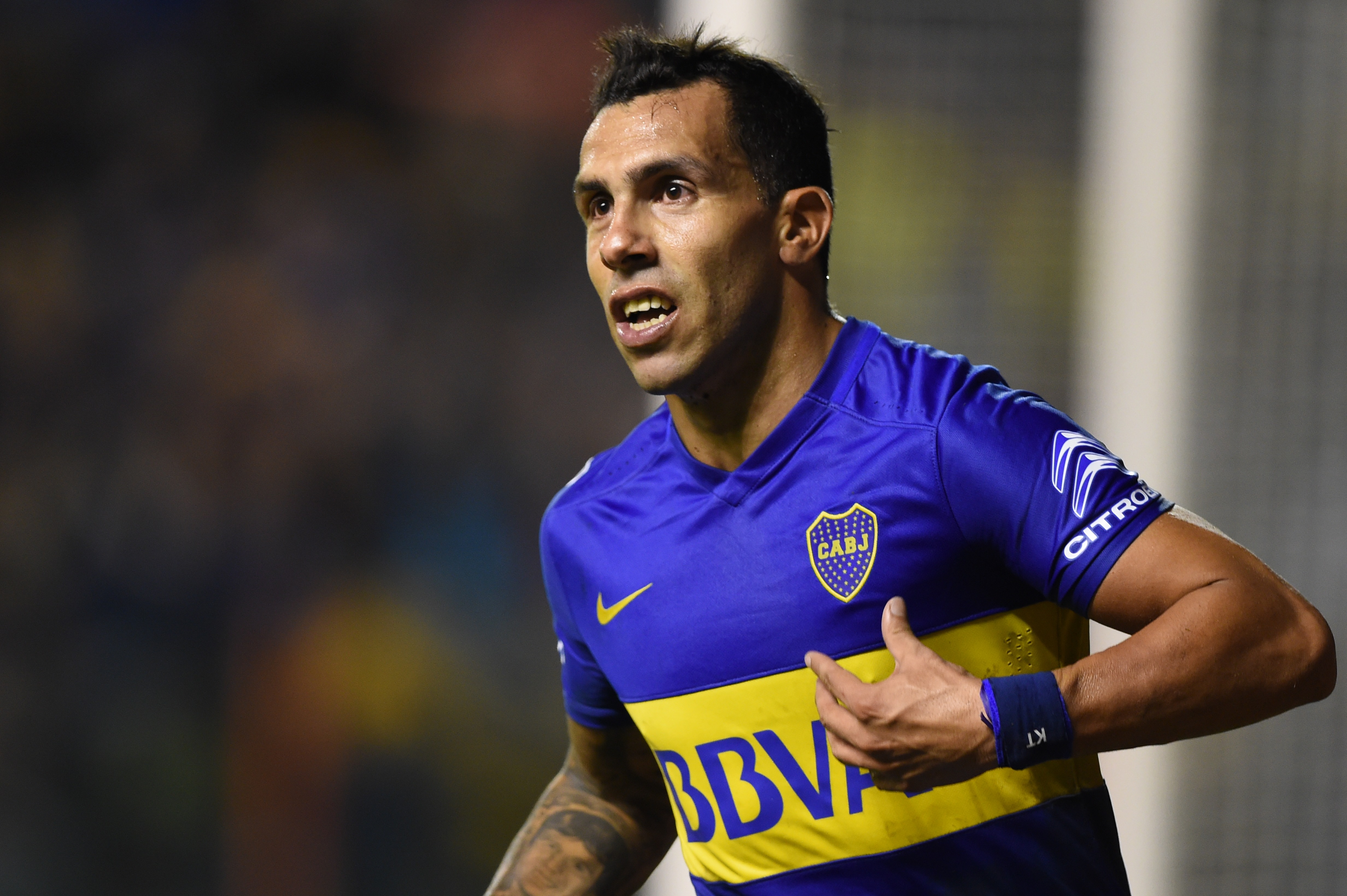 Tevez foi um dos destaques do Boca com um gol e uma bela atuação (Foto: EITAN ABRAMOVICH / AFP)