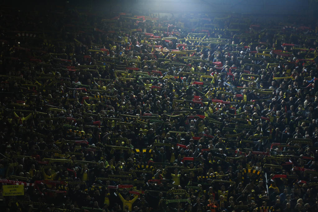 As torcidas do Borussia Dortmund e do Liverpool cantaram "You Will Never Walk Alone" juntas (Foto: ODD ANDERSEN/AFP)