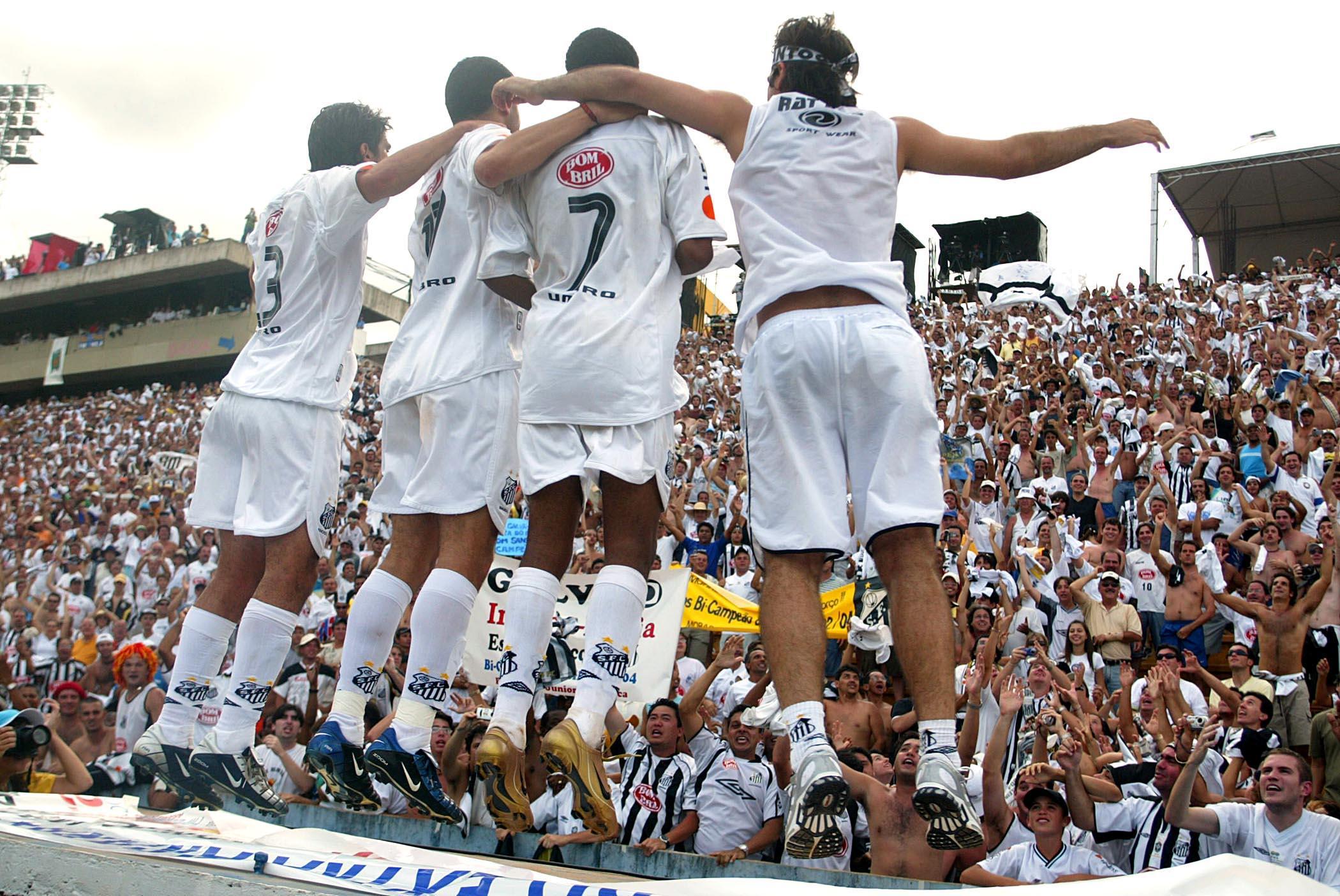 SP - CAMPEONATO BRASILEIRO - SANTOS X VASCO - ESPORTES - Jogadores comemorando o titulo apos o jogo entre Santos x Vasco - Estadio Benedito Teixeira ( Teixeirao ) - Sao Jose do Rio Preto - SP - Brasil - Foto Marcelo Ferrelli/Gazeta Press - 19/12/2004